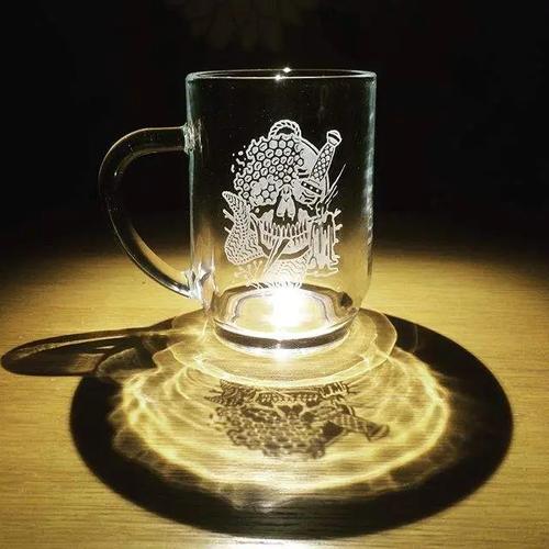 激光雕刻玻璃制品原理激光雕刻玻璃制品是指利用计算机控制技术为基础